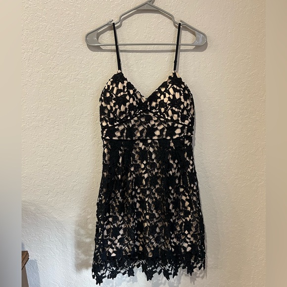 Verty Black Lace Dress in Size Medium - Picture 1 of 7